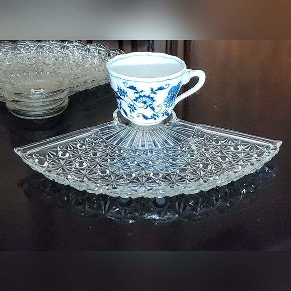 (4) Vntg 10 5/8" "Daisy & Button Clear" Fan Snack Plate by Anchor Hocking - Picture 5 of 15